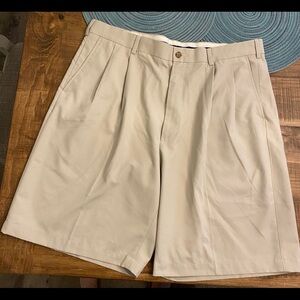 Men’s PRO TOUR Golf shorts size 38. 100% polyester. Excellent pre-owned shape